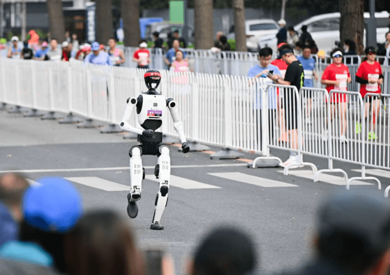 Robô chinês compete em meia maratona em Pequim