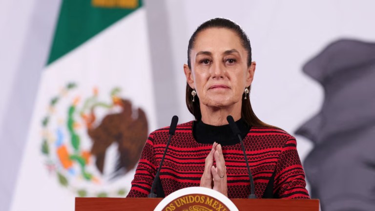 A presidente do México, Claudia Sheinbaum, fala à imprensa em sua coletiva de imprensa diária, na Cidade do México, México, 30 de março de 2026