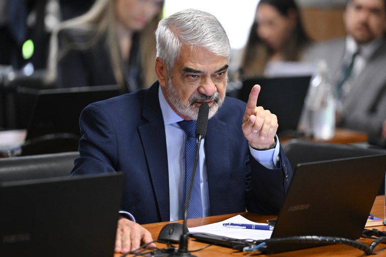 Em pronunciamento, à bancada, senador Humberto Costa