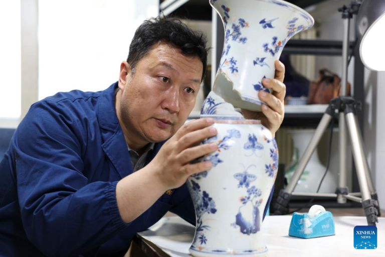 Especialista em restauro Xu Kai devolve vida a relíquias de cerâmica