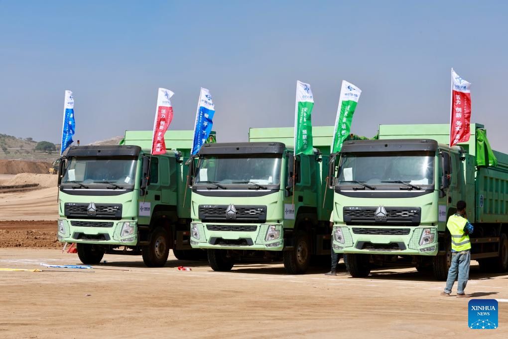 Empresa chinesa introduz caminhões pesados elétricos no setor de construção da Etiópia
