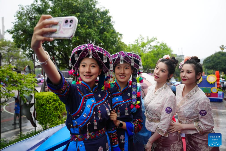 Festival de gêmeos atrai turistas em Yunnan, no sudoeste da China