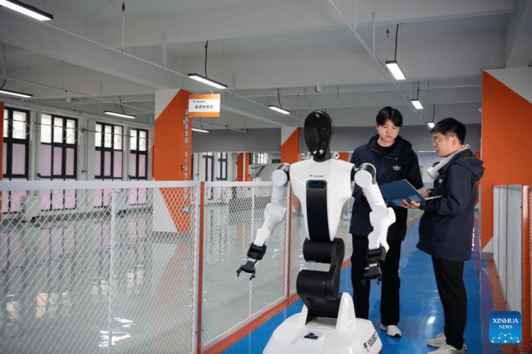 Jovens pesquisadores impulsionam desenvolvimento da indústria de robótica na cidade chinesa de Hefei