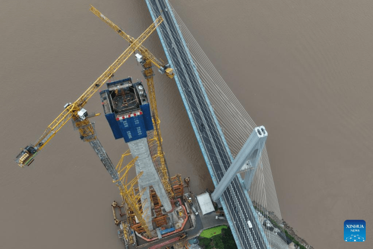 Concluída a estrutura da torre principal nº 5 da ponte rodo-ferroviária de Taoyaomen, na província chinesa de Zhejiang
