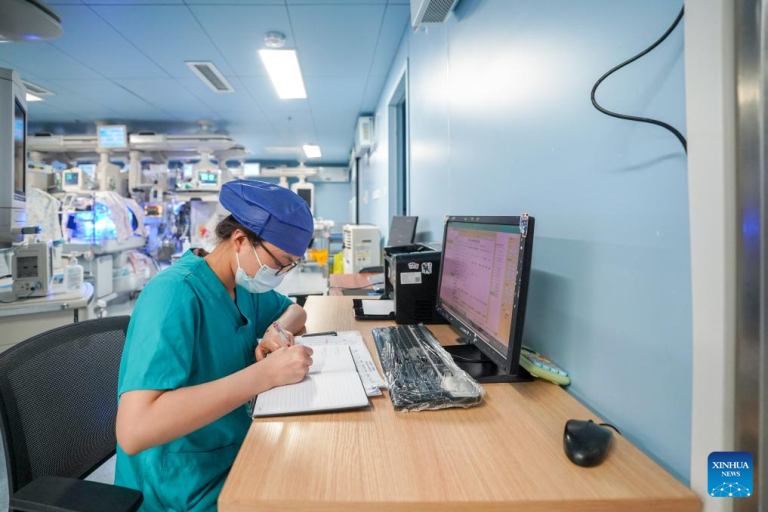 Enfermeiras neonatalogistas trazem esperança aos recém-nascidos em Yunnan, no sudoeste da China