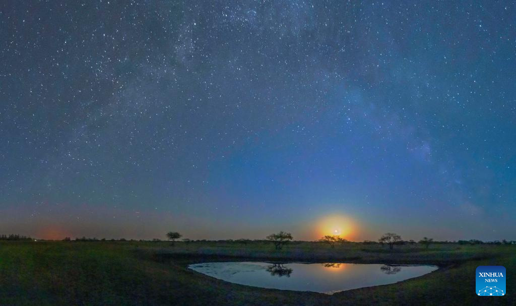 Lua e Via Láctea se encontram no céu de Heilongjiang, no nordeste da China