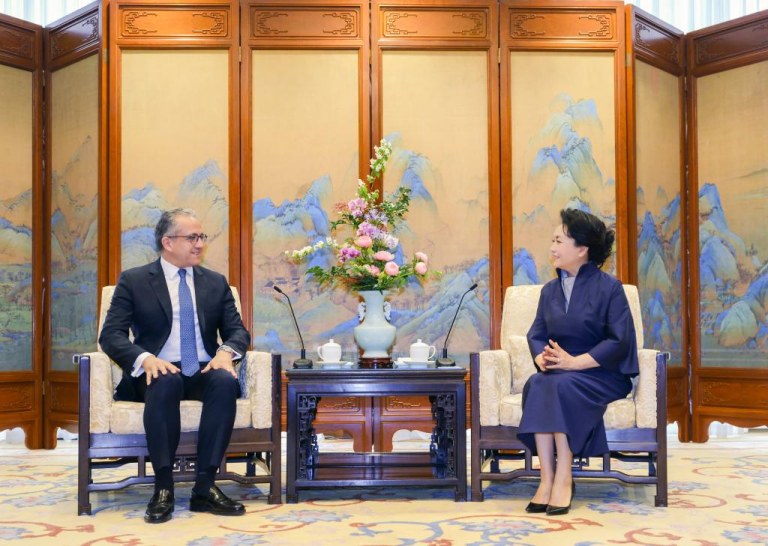 Peng Liyuan reúne-se com chefe da UNESCO em Beijing