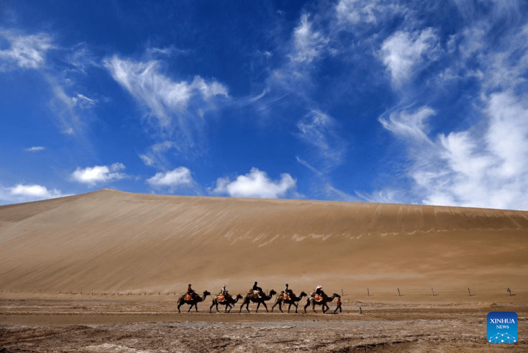 Montanha Mingsha e Fonte da Lua Crescente atraem turistas a Dunhuang