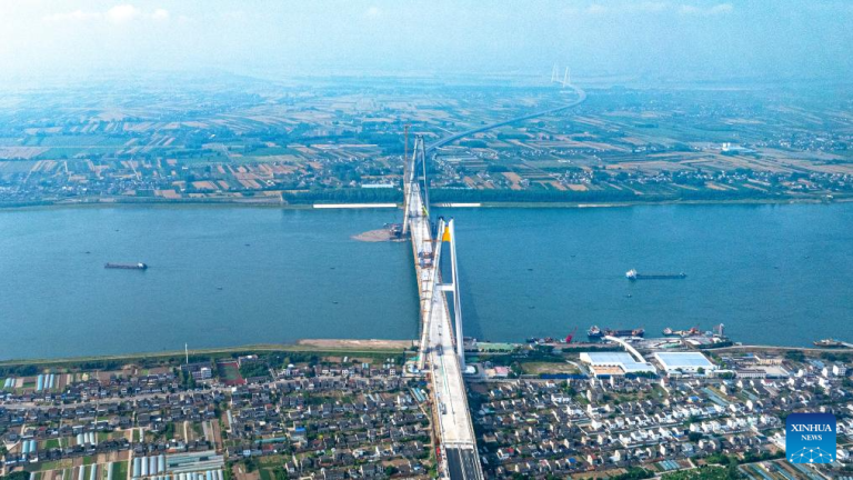 Segue em andamento a construção da Ponte Zhijiang sobre o Rio Yangtzé em Hubei, centro da China