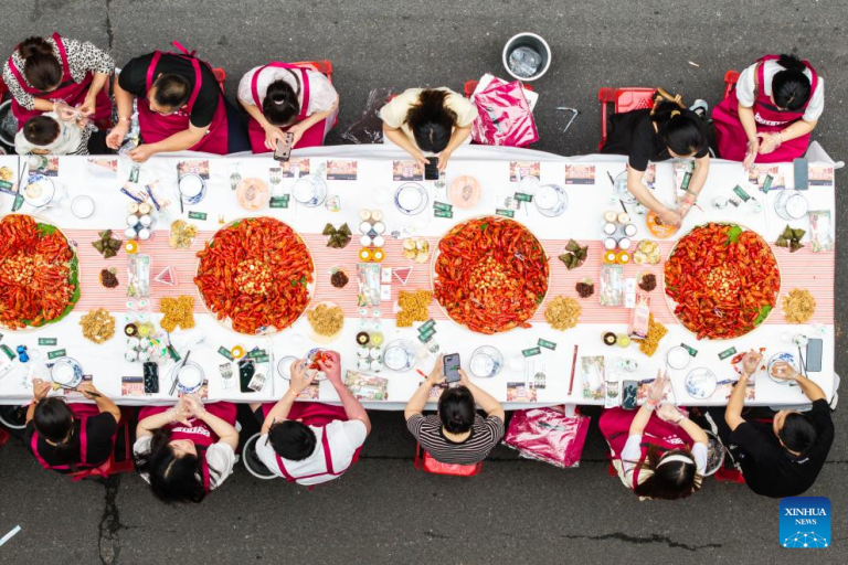 Grande banquete de lagostim atrai visitantes ao Distrito de Nanxian, centro da China