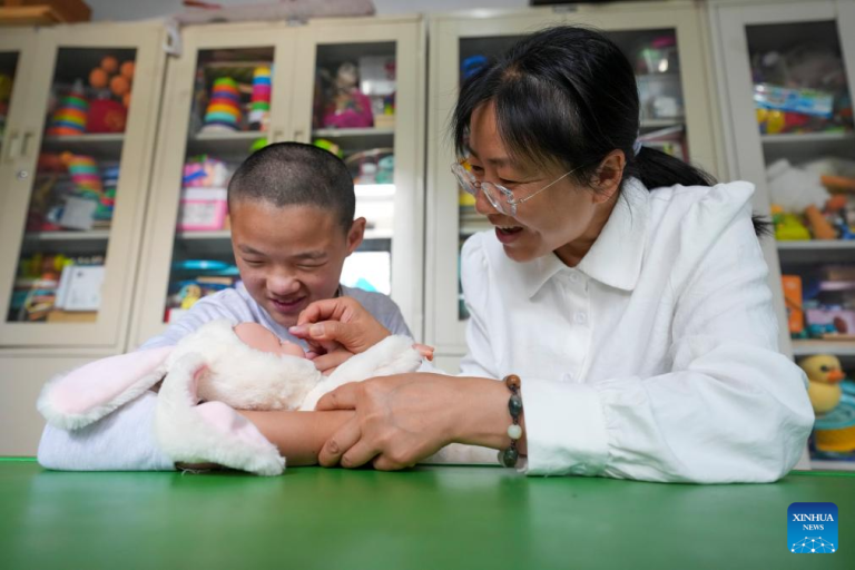 Huo Juan: fundadora de centro de assistência a crianças com deficiência intelectual na cidade chinesa de Changzhi