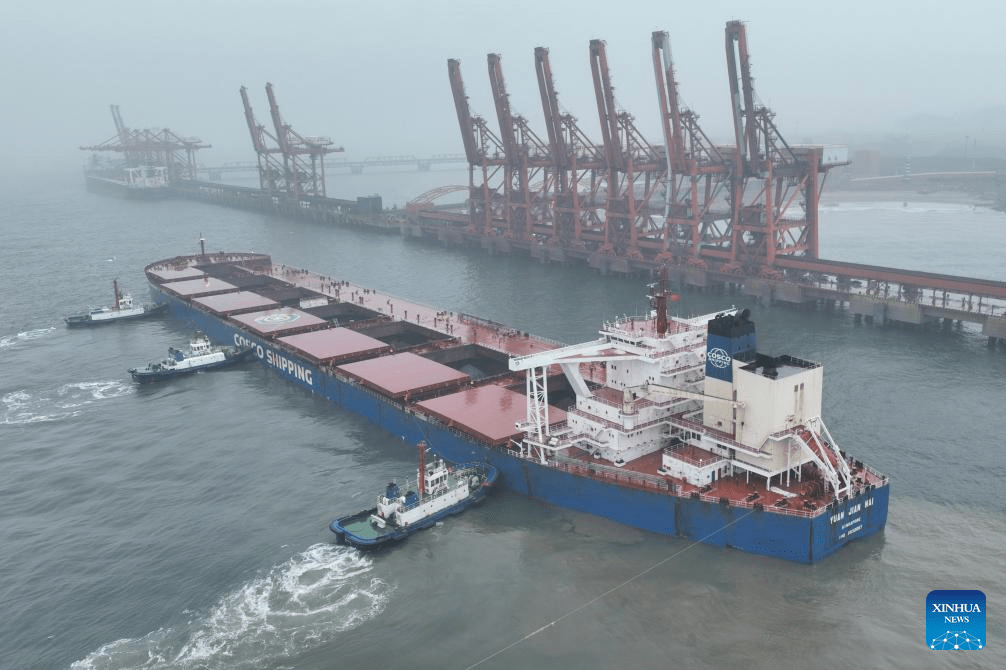 Porto chinês de Caofeidian possibilita atracação de navios de grande porte com até 400 mil toneladas em carga total