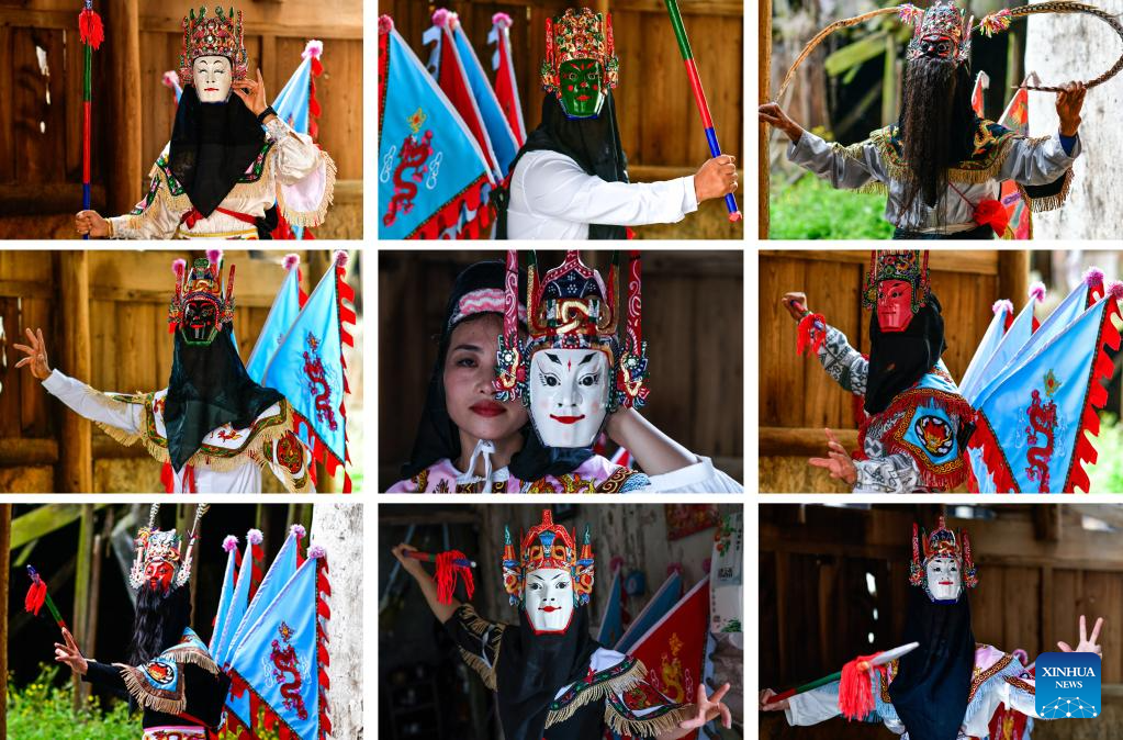 Moradores preservam a arte tradicional da Ópera Dixi na Aldeia de Zhangzhuang, em Guizhou, sudoeste da China