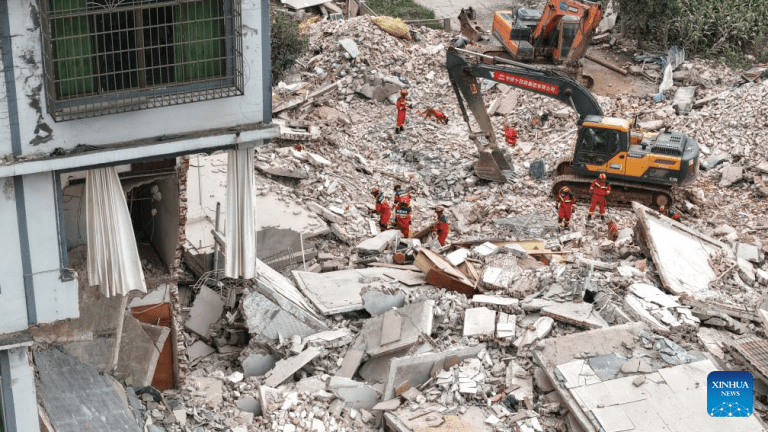 Dois mortos e homem de 91 anos resgatado após terremoto de magnitude 5,2 atingir Guangxi, sul da china