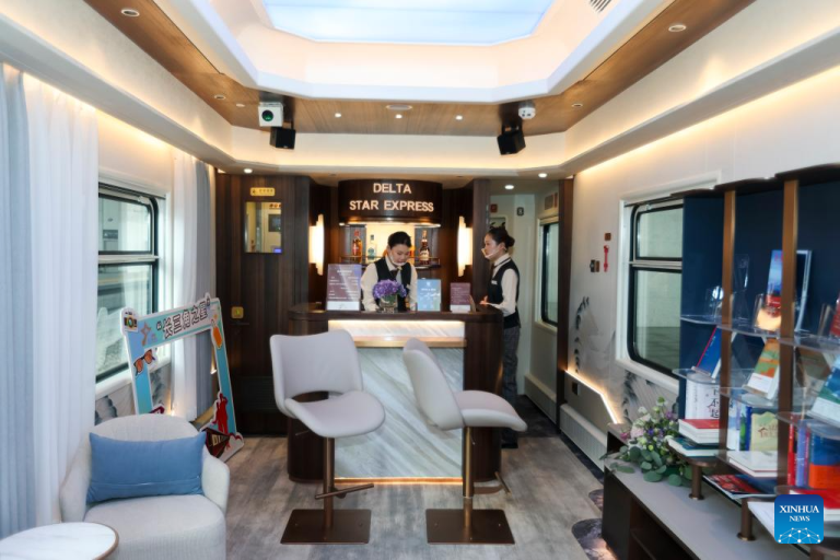 Trem turístico Delta Star Express parte de Shanghai para viagem de 18 dias a Xinjiang