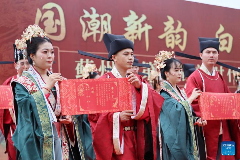 Casais participam de cerimônia de casamento coletivo em Tianjin, norte da China
