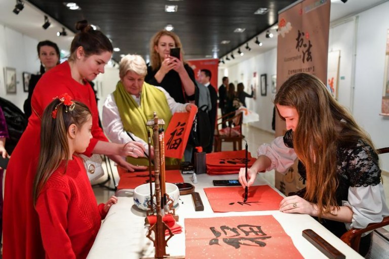 Destaque: Uma ponte feita com pincel e tinta -- Artista russa fortalece laços entre Rússia e China por meio da educação artística
