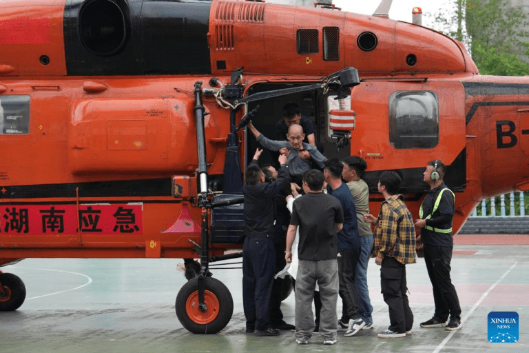 Trabalho de alívio de desastres segue em áreas atingidas por enchente em Hunan, no centro da China