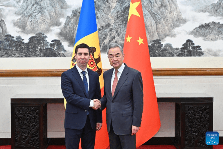 China está disposta a aprofundar cooperação com Moldova para beneficiar povos dos dois países, diz chanceler chinês