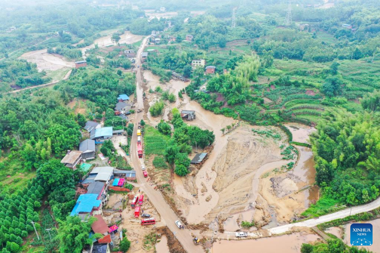 Operações de resgate seguem em andamento após forte tempestade no Distrito de Yongchuan, em Chongqing