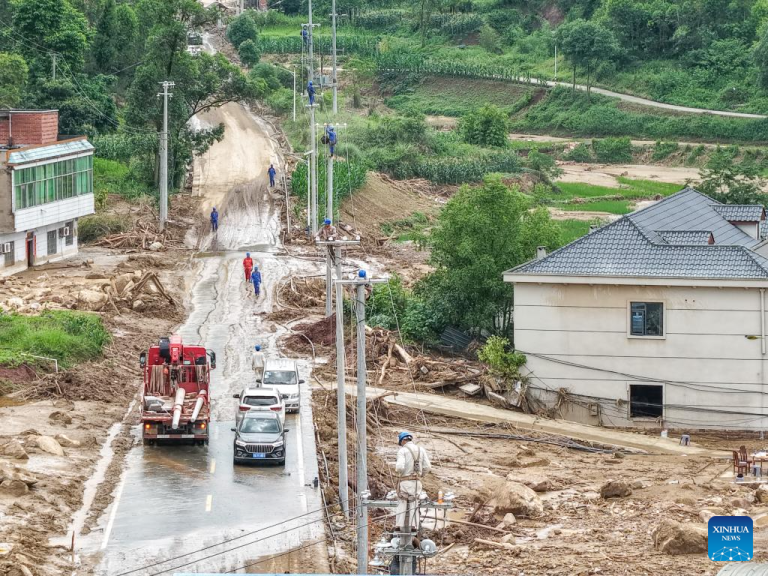 Resgate segue após enchentes repentinas e deslizamentos em Chongqing