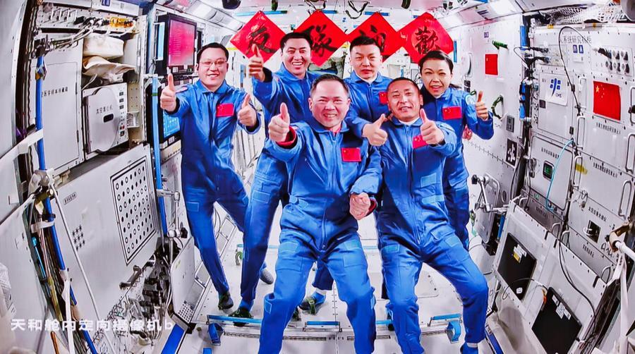 (Multimídia) Astronautas da Shenzhou-21 da China concluem passagem de comando e estão prontos para retornar à Terra em breve