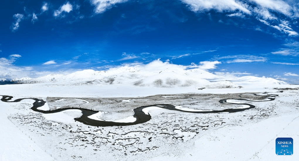Neve transforma paisagem na Pradaria de Qiangtang, em Xizang, sudoeste da China