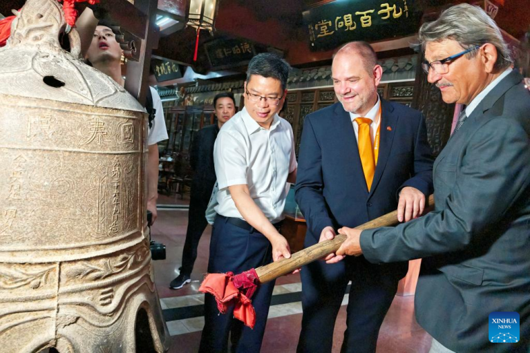 Convidados do evento Diálogo Global de Prefeitos vivenciam cultura chinesa em Huangshan