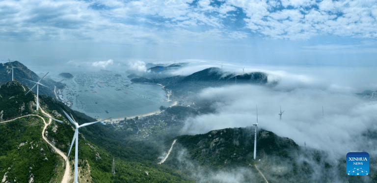 Neblina envolve parque eólico e cria paisagem mística em Lianjiang, sudeste da China