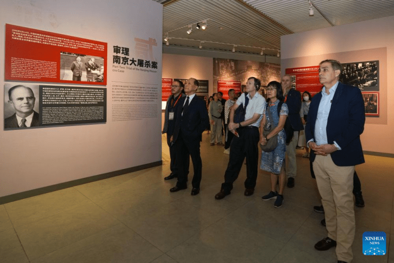 Acadêmicos visitam o Memorial das Vítimas do Massacre de Nanjing pelos Invasores Japoneses