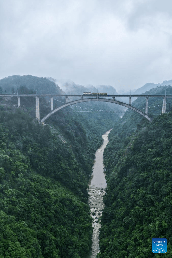 Concluída colocação de trilhos longos no trecho de extensão da Ferrovia Wengma em Guizhou, sudoeste da China