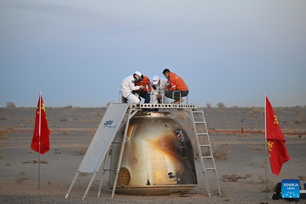 Enfoque: Astronautas de Shenzhou-21 retornam à Terra após missão recorde de 210 dias