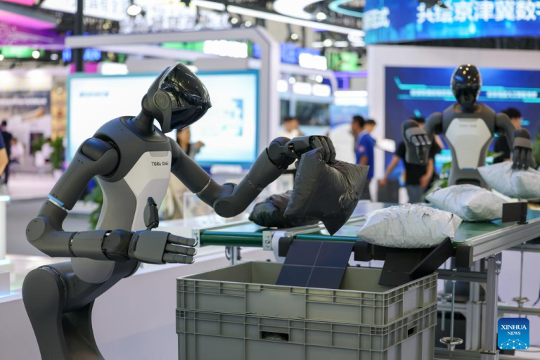 Robôs humanoides protagonizam abertura da Exposição Mundial de Inteligência 2026 em Tianjin, norte da China