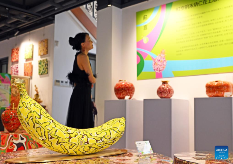Mestre da escultura em cobre Zhu Bingren inaugura exposição pop-up "Festa das Frutas" em Shanghai