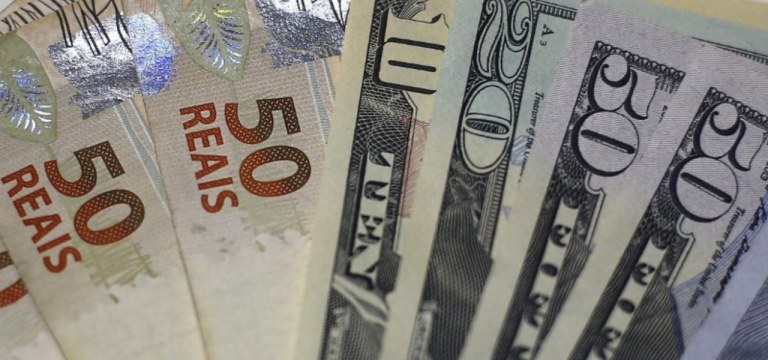 Notas de reais e dólares