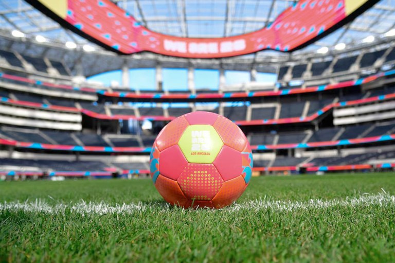 Inglewood, Califórnia, EUA; Bola da Copa do Mundo de Los Angeles de 2026 fotografada durante a inauguração do novo campo de futebol de teste em antecipação ao jogo da Liga das Nações e à Copa do Mundo de 2026 no Estádio SoFi