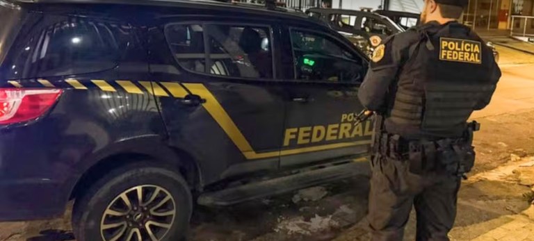 Viadura e um agente da Polícia Federal
