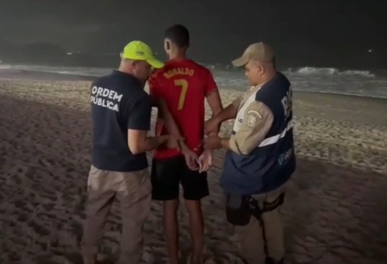 A prisão ocorreu na faixa de areia, próximo ao espelho d’água, na praia de Copacabana, um dos principais pontos turísiticos da zona Sul da capital 