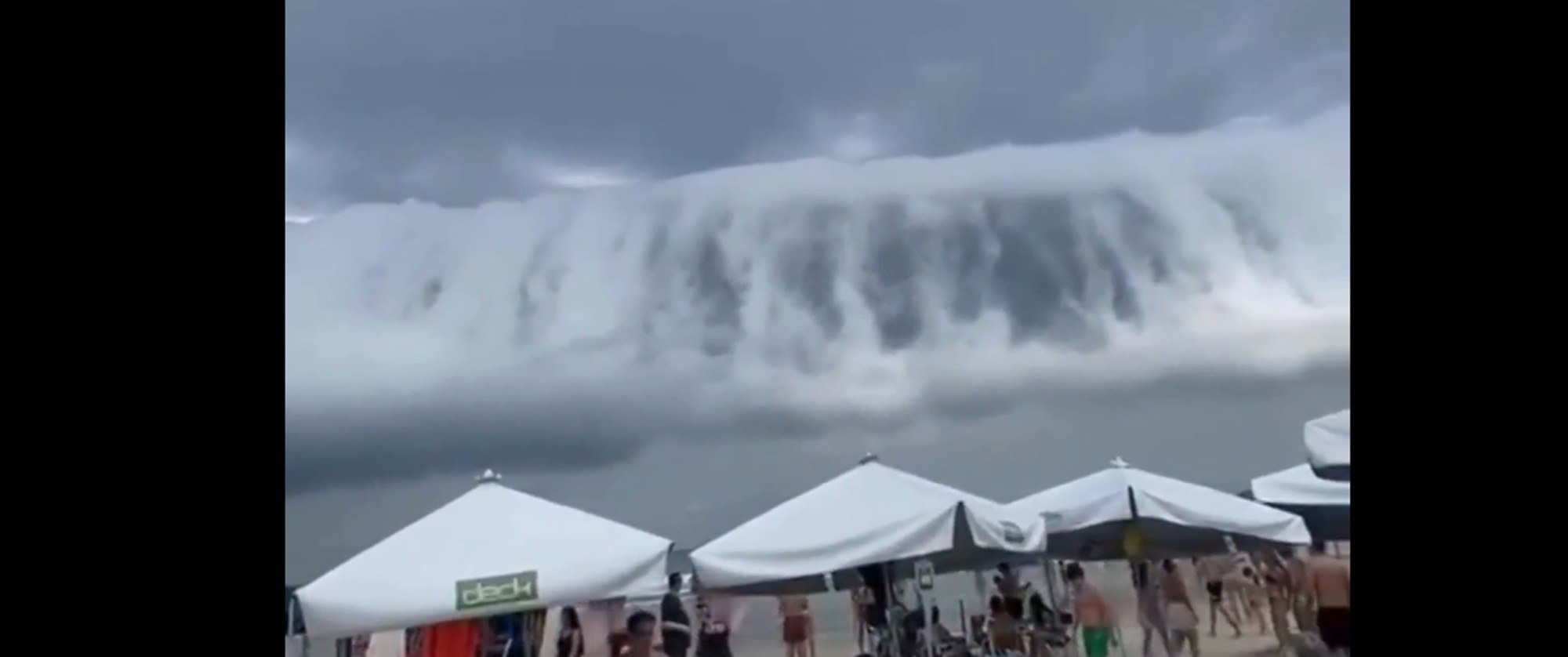 Fenômeno meteorológico conhecido como nuvem de rolo impressionou banhistas em Bertioga (SP)