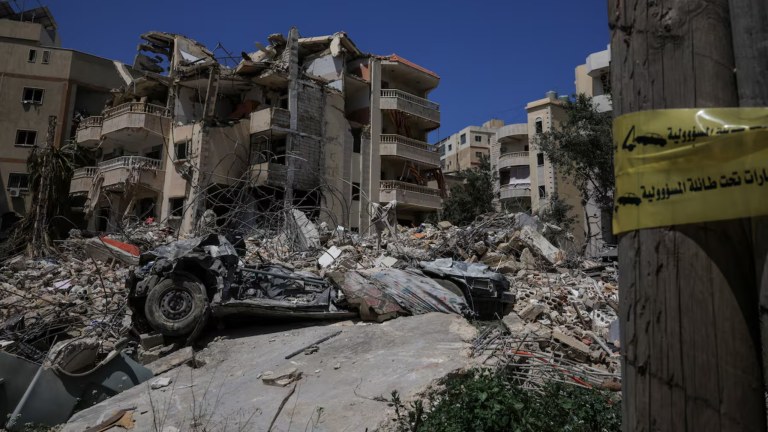Um prédio danificado, escombros e um veículo destruído após ataques israelenses, nas proximidades do Hospital Hiram em Tiro, no sul do Líbano, 16 de abril de 2026