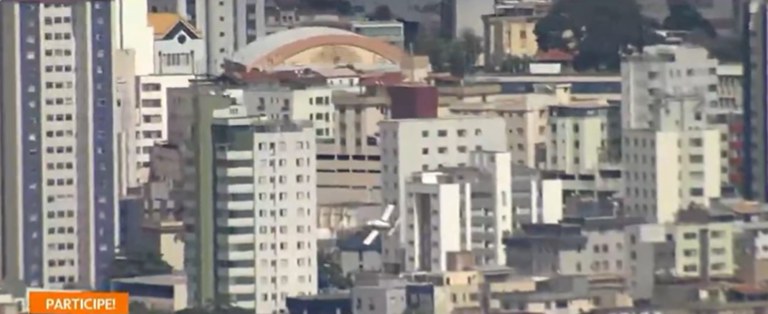 A aeronave caiu no estacionamento do prédio