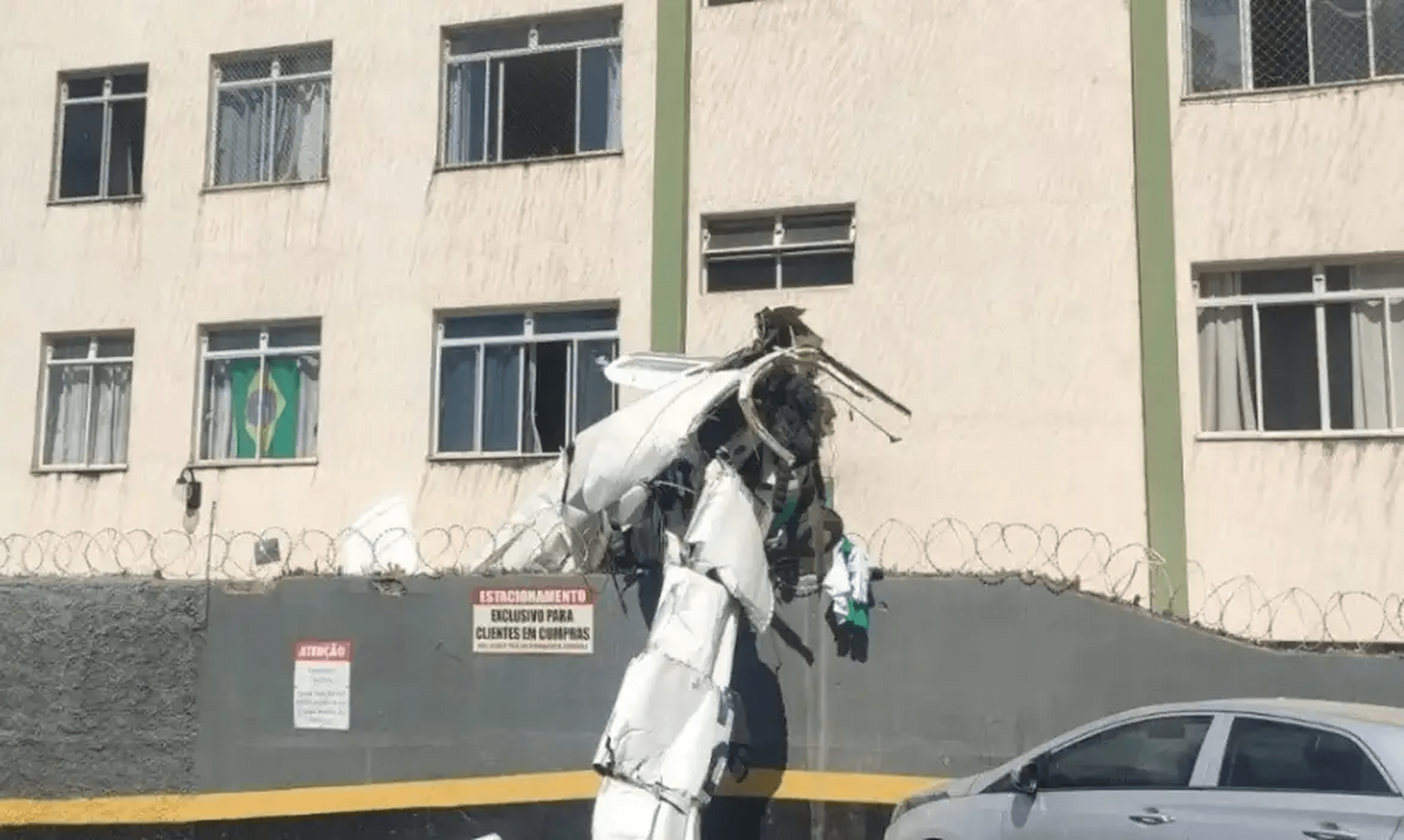 Queda de avião em BH deixa dois mortos e três feridos