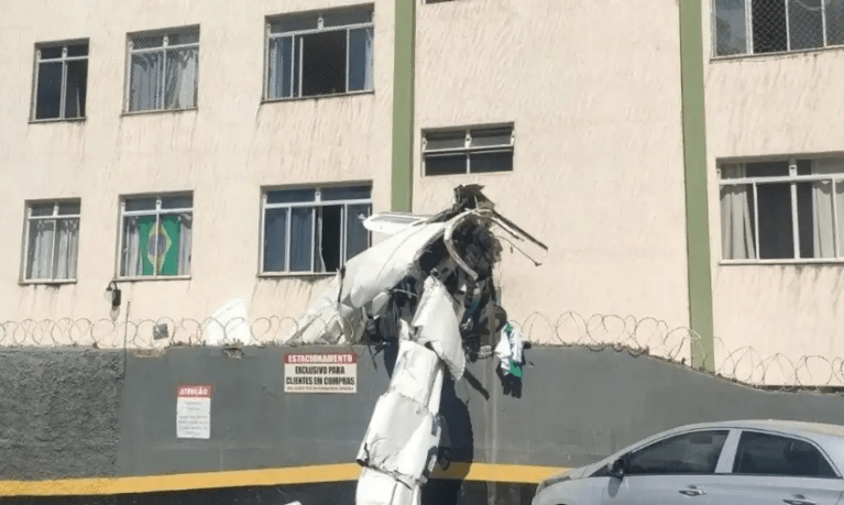 Queda de avião em BH deixa dois mortos e três feridos