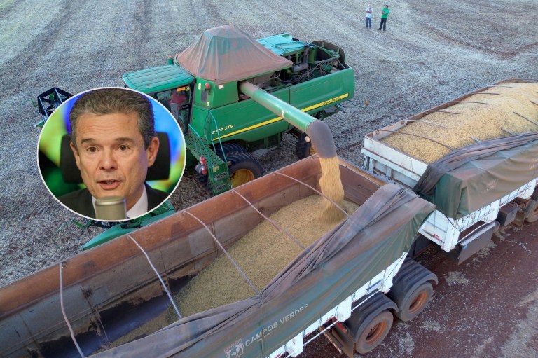 André de Paula e agricultores colhem soja em uma fazenda em Maringá, no estado do Paraná, Brasil