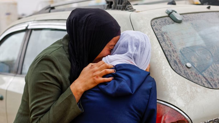 Enlutados reagem durante o funeral do palestino Mohammed Al-Ghandour, que foi morto em um ataque israelense durante a noite, segundo médicos, no Hospital Al-Shifa, na Cidade de Gaza, em 5 de maio de 2026