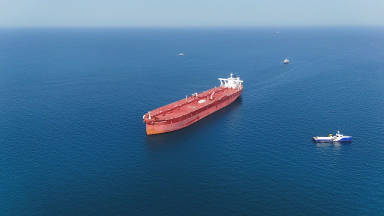 Navio-tanque Agios Fanourios I, com bandeira de Malta, um navio petroleiro que navegou pelo Estreito de Ormuz, chegando às águas territoriais do Iraque ao largo de Basra, Iraque