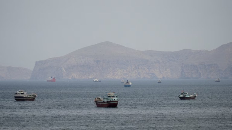 Navios e embarcações no Estreito de Ormuz, em Musandam, Omã, em 22 de abril de 2026