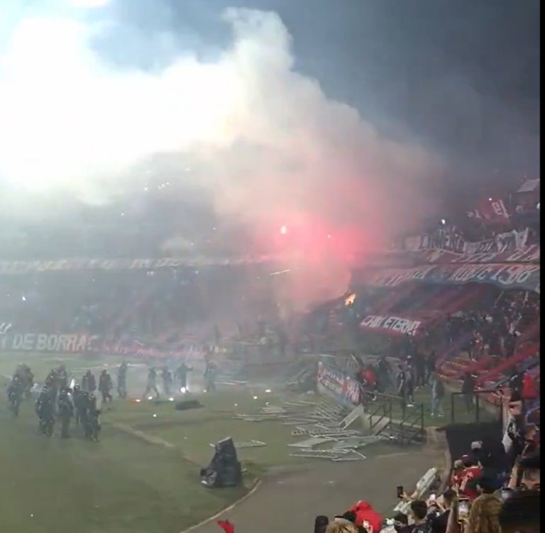 Veículos da Colômbia e da Argentina classificaram o episódio como “caos”, “escândalo” e “grave violência” após os incidentes registrados no Estádio Atanásio Girardot, em Medellín