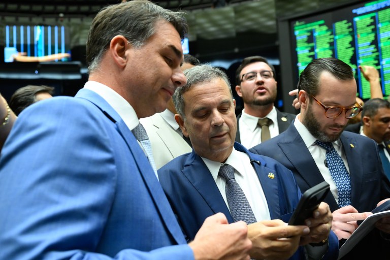 Flávio Bolsonaro (de terno azul)