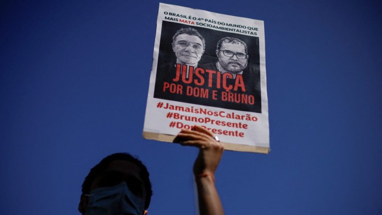 Uma manifestante segura um cartaz durante um protesto, exigindo justiça para o jornalista Dom Phillips e o especialista indígena Bruno Pereira, que foram assassinados na Amazônia